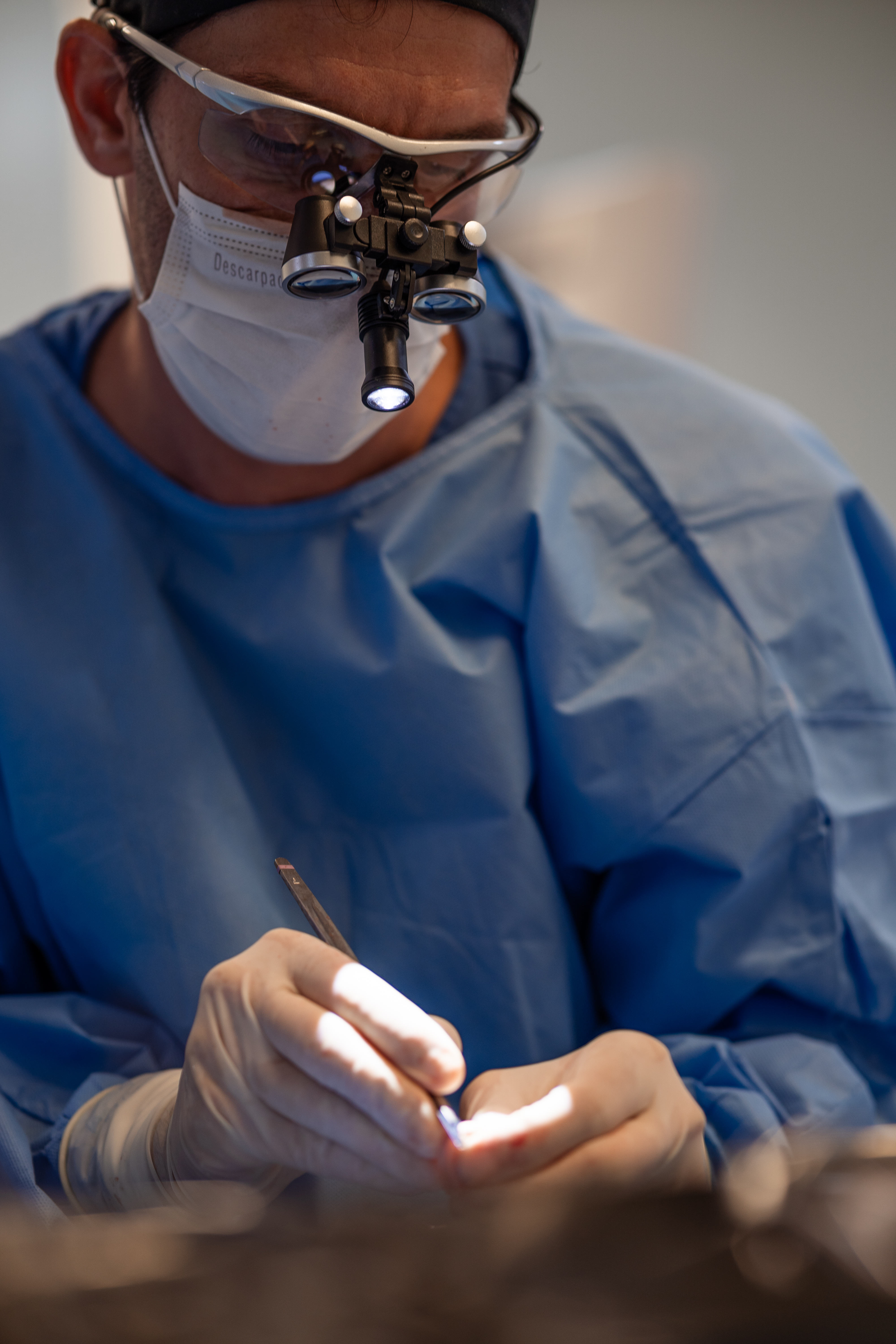 Dr. Leonardo Severo realizando cirurgia